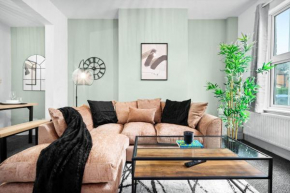 Three Bed House - Accommodates 7 - Parking - Garden - Harborne 465H